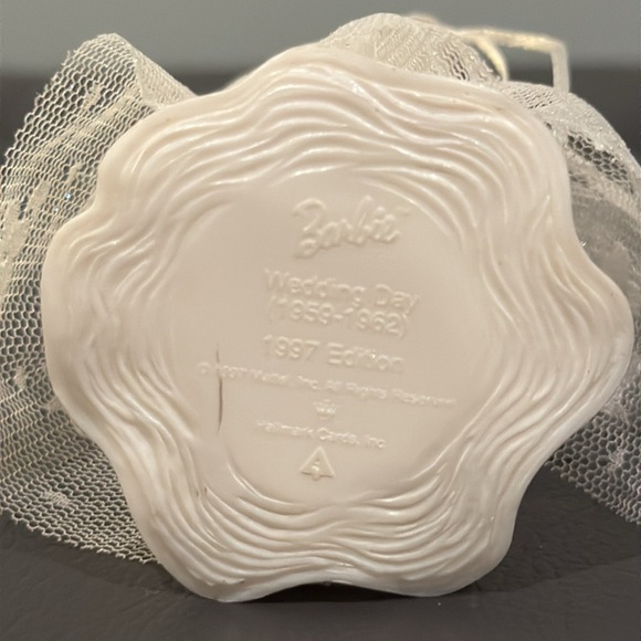 * Vintage* Hallmark | Barbie Keepsake Collectors Series Ornament-1997 - Picture 9 of 9